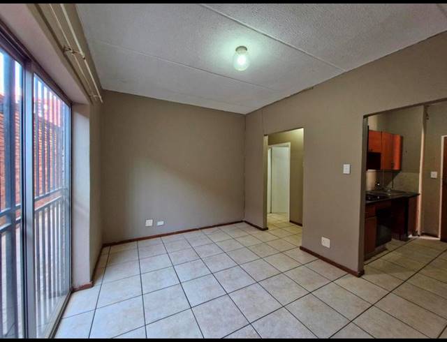 2 BEDROOM APARTMENT FOR SALE IN KEMPTON PARK CENTRAL